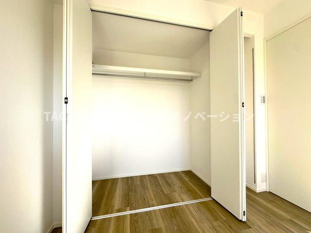 プライムコート川口北原台の収納|収納力抜群のクローゼットが、お部屋をいつもすっきりと整えてくれます。見た目も美しく、生活感を上手に隠しながら、快適で居心地の良い空間を実現。日々の暮らしをもっと豊かに彩ります。