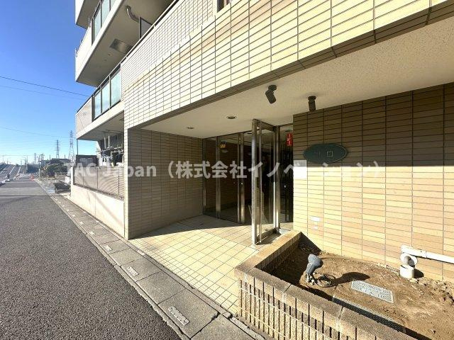 プライムコート川口北原台|落ち着いた上質感あふれるエントランスが、家族の帰宅を温かく包み込みます。毎日の生活に安心感と特別な安らぎをもたらし、住まう方の心にゆとりと豊かさをもたらします。