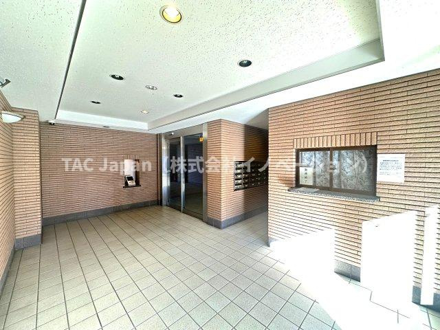 プライムコート川口北原台のロビー|訪れる人の足取りを自然とやわらげる、美しく整えられたロビー。洗練されたデザインと落ち着きが調和し、この空間が上質な暮らしの期待感を静かに高めてくれます。