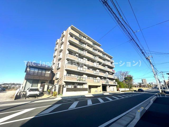 プライムコート川口北原台の外観|洗練されたフォルムと落ち着いた色調が、街並みにやさしく溶け込む佇まい。帰るたびに、心がふっと和らぐ外観です。