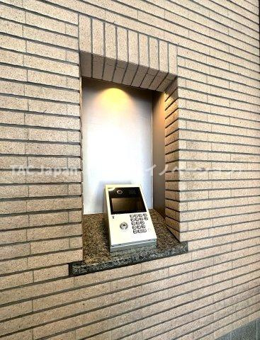 プライムコート川口北原台のロビー|暮らしに安心をプラス。オートロック付きで不審者の侵入もシャットアウト。