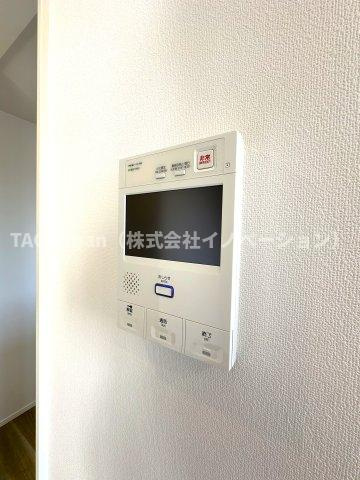 プライムコート川口北原台の防犯設備|リビングから来訪者の姿をしっかり確認できるモニター付きインターホンは、防犯性はもちろん、急な来客にも安心して対応できる心強い設備。ご家族の安全と安心な暮らしをそっと支えてくれます。