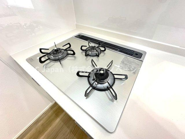 プライムコート川口北原台のキッチン|3口ガスコンロで、同時調理もスムーズに。忙しい毎日にうれしい機能です。ガラストップコンロはスタイリッシュなデザインで、掃除が簡単、汚れがつきにくいなどのメリットがあります。