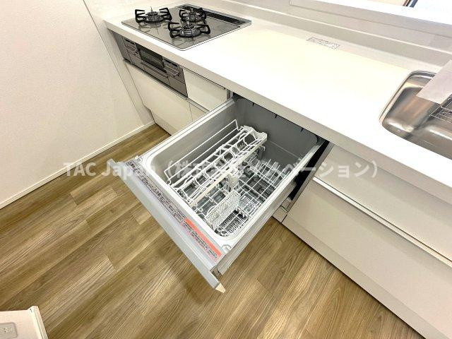 プライムコート川口北原台のキッチン|面倒な後片付けは食洗機におまかせ。空いた時間には、ソファでテレビを観ながらゆったりひと息。家事の負担を減らして、毎日に小さな余裕と心地よさをもたらします。