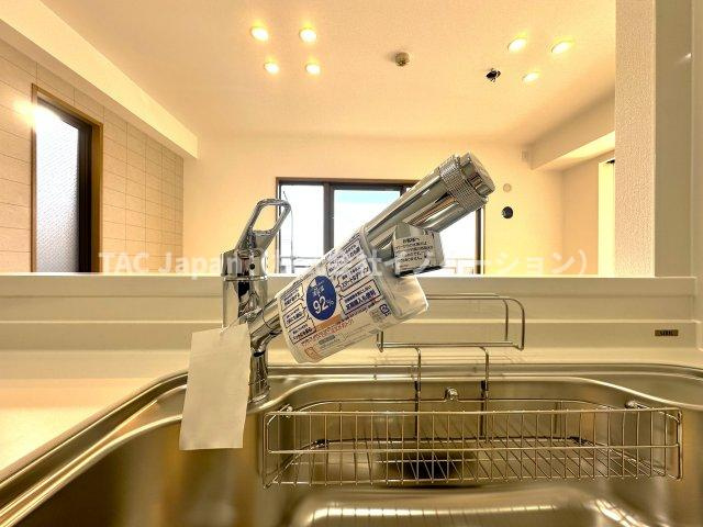 プライムコート川口北原台のキッチン|浄水機能付きの水栓は、安心でおいしい水がすぐ使える便利な設備。ハンドシャワーで使い勝手もよく、毎日の家事が快適になります。使い勝手と衛生面を両立した設計が、毎日の家事に小さな心地よさと楽しさをプラス。