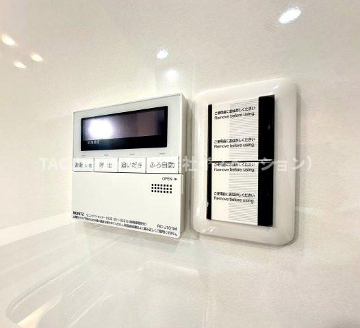 プライムコート川口北原台の発電・温水設備|ワンタッチ操作でお湯張りや追い焚きができるオートバスは、忙しい日々の中でも快適なバスタイムをサポート。湯温の調整や保温も自動で行えるため、いつでもちょうどいい温かさのお風呂が待っています。