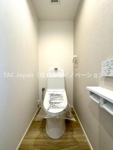 プライムコート川口北原台のトイレ|最新設備を備えたトイレは、快適性とスタイリッシュさを兼ね備えた空間。清潔感のある美しい内装とすっきりとしたデザインが、暮らしに心地よさをプラス。清潔・快適・美しさが調和した、上質なトイレ空間です。