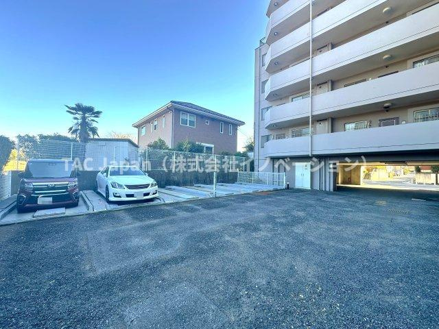 プライムコート川口北原台の駐車場|整然と配置された駐車場は、使いやすさと安全性を兼ね備えた設計。毎日の通勤やお出かけをサポートし、快適な暮らしの一部となります。