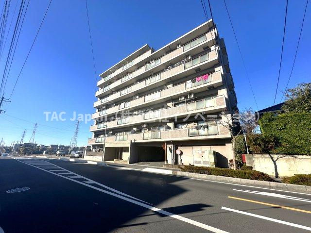 プライムコート川口北原台の外観|控えめながらも洗練されたフォルムが、街並みに自然と溶け込みます。ほどよい高さと落ち着きのある佇まいが、住まう人に安心感と静かな誇りをもたらします。の場所