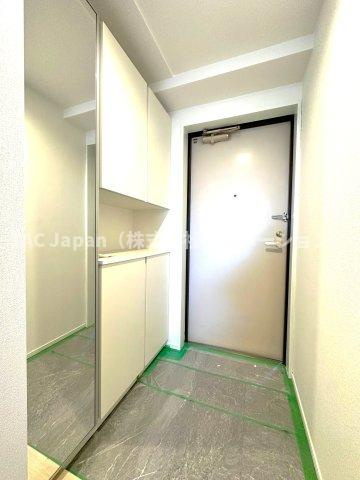 プライムコート川口北原台の玄関|落ち着いたデザインと広々とした空間が調和する玄関は、住まう人を温かく迎え入れます。毎日の出発と帰宅を心地よく包み込み、日常に上質なひとときをもたらしてくれる場所です。