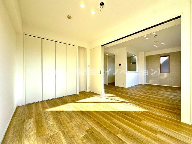 プライムコート川口北原台の洋室|静かに流れる時間とやわらかな光のグラデーションに包まれる洋室。ここは暮らす人の感性をそっと受け止め、毎日を美しく彩る特別な空間です。