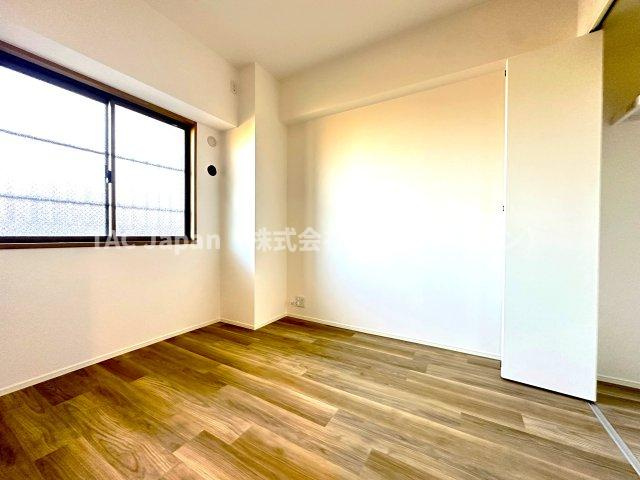 プライムコート川口北原台の洋室|日差しをたっぷりと感じられる洋室は、くつろぎの寝室としても、お子様の成長を見守る子ども部屋としても最適。暮らしの変化にも対応できる一室です。