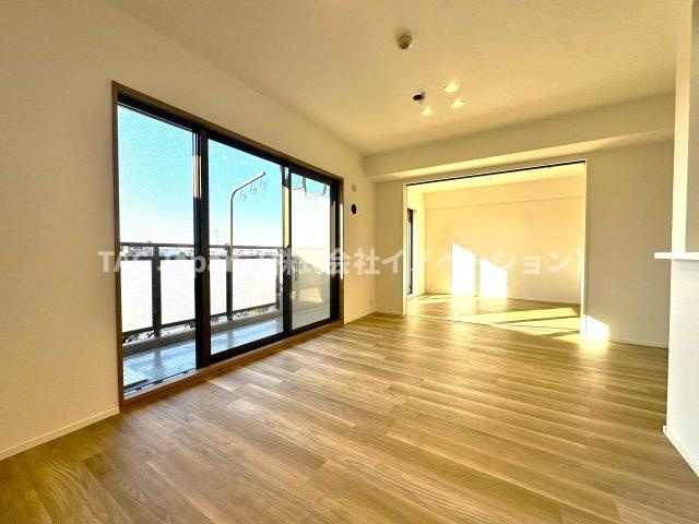 プライムコート川口北原台の居間・リビング|空間の広がりと柔らかな採光に包まれたリビングダイニング。毎日の暮らしに“ちょっと特別”を感じさせてくれる、住まいの中心となる空間です。