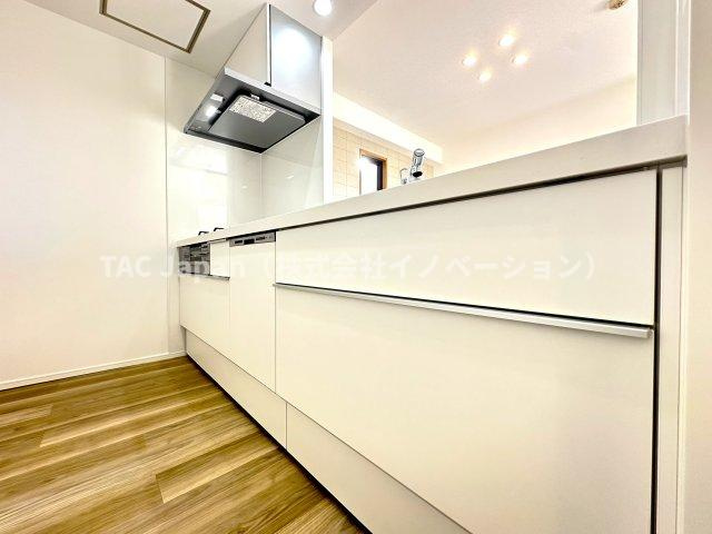 プライムコート川口北原台のキッチン|使い勝手の良さとデザイン性を兼ね備えたキッチンは、料理好きの方にも嬉しい仕様。手元が明るく、調理中も快適に過ごせ、家族との会話も自然と弾みます。