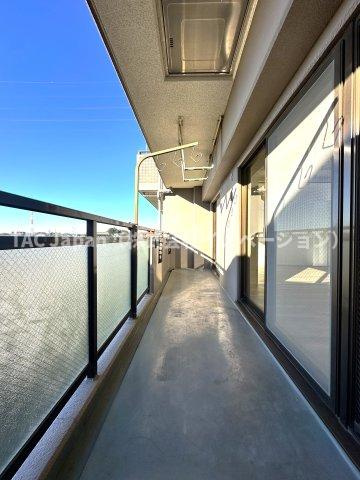 プライムコート川口北原台のバルコニー|そよぐ風と広がる空が心地よく包み込み、日々の疲れをやさしく癒すバルコニー。朝の爽やかな光を浴び、夕暮れの穏やかな色合いに心がほどける、くつろぎのひとときをお届けします。