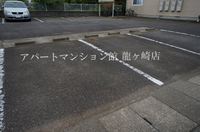 シャルマンメゾンＡの駐車場