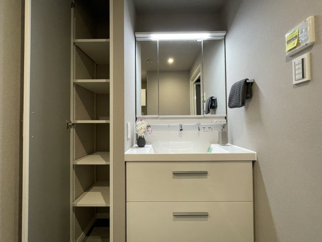 駅徒歩５分で駐車場が1住戸1台無償！？【ミオカステーロ十日市場ステッサ】リフォームの独立洗面台|独立洗面台で身支度をすべて済ませてしまいましょう