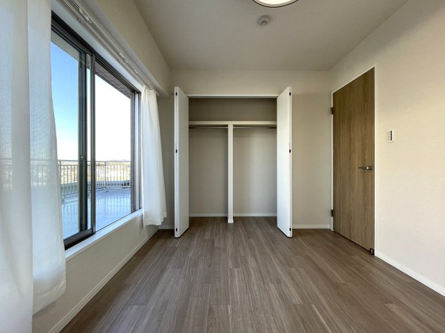 駅徒歩５分で駐車場が1住戸1台無償！？【ミオカステーロ十日市場ステッサ】リフォームの洋室|明るい洋室です