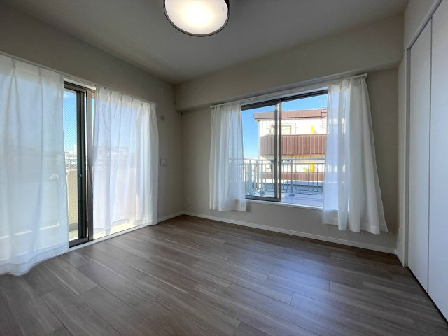 駅徒歩５分で駐車場が1住戸1台無償！？【ミオカステーロ十日市場ステッサ】リフォームの洋室|ゆったりした洋室です