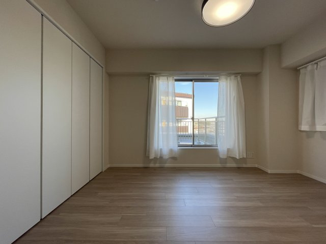 駅徒歩５分で駐車場が1住戸1台無償！？【ミオカステーロ十日市場ステッサ】リフォームの洋室|使い勝手のいい洋室です