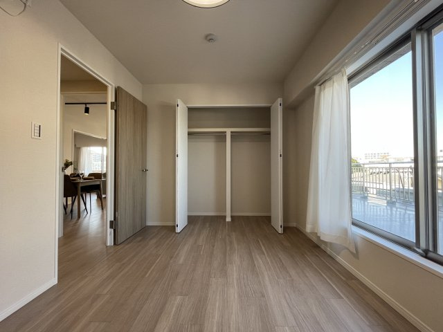 駅徒歩５分で駐車場が1住戸1台無償！？【ミオカステーロ十日市場ステッサ】リフォームの洋室|洋室です