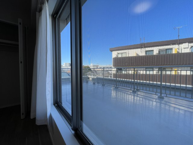 駅徒歩５分で駐車場が1住戸1台無償！？【ミオカステーロ十日市場ステッサ】リフォームのバルコニー|バルコニーからの眺めを楽しみながら食事をしませんか