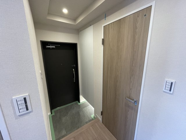 駅徒歩５分で駐車場が1住戸1台無償！？【ミオカステーロ十日市場ステッサ】リフォームの玄関|収納もある玄関です