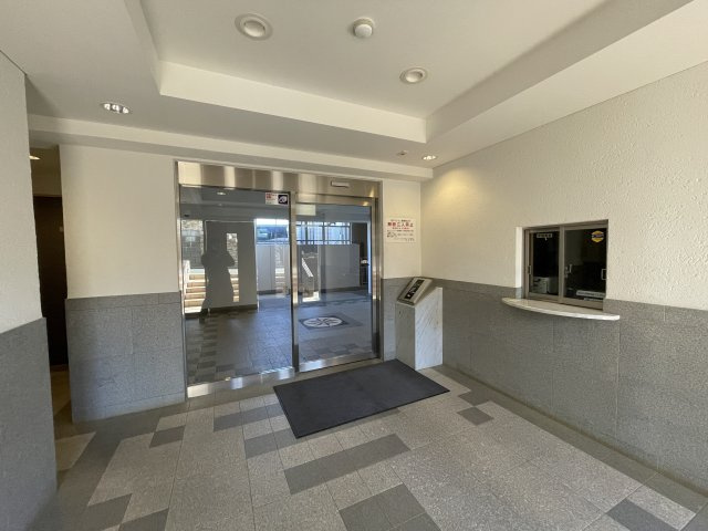 駅徒歩５分で駐車場が1住戸1台無償！？【ミオカステーロ十日市場ステッサ】リフォームのエントランス|落ち着いたエントランスです