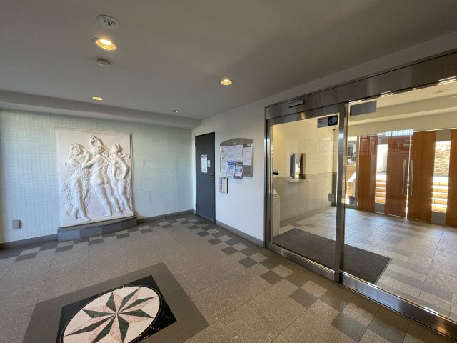 駅徒歩５分で駐車場が1住戸1台無償！？【ミオカステーロ十日市場ステッサ】リフォームのエントランス|建物の内部です