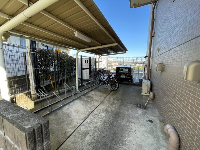 駅徒歩５分で駐車場が1住戸1台無償！？【ミオカステーロ十日市場ステッサ】リフォームの駐輪場