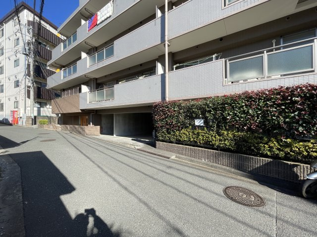 駅徒歩５分で駐車場が1住戸1台無償！？【ミオカステーロ十日市場ステッサ】リフォームの駐車場