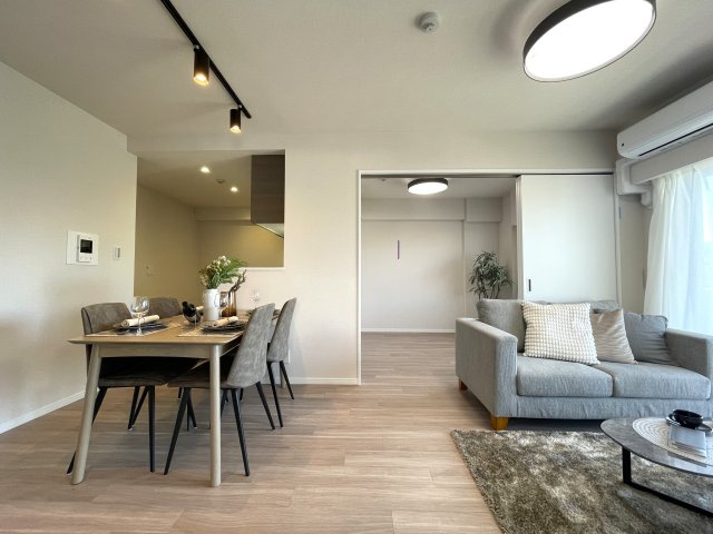 駅徒歩５分で駐車場が1住戸1台無償！？【ミオカステーロ十日市場ステッサ】リフォームの居間・リビング|ゆったりとしたリビングです