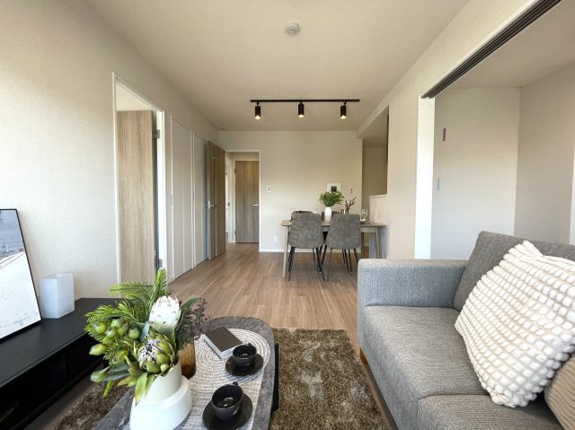 駅徒歩５分で駐車場が1住戸1台無償！？【ミオカステーロ十日市場ステッサ】リフォームの居間・リビング|リビングです