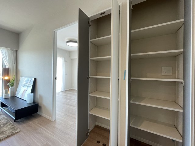 駅徒歩５分で駐車場が1住戸1台無償！？【ミオカステーロ十日市場ステッサ】リフォームの収納|小物を収納するのに便利です