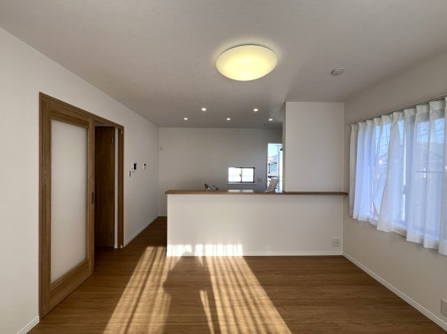 笠間の空を独り占め！【栄区笠間５丁目】リフォーム戸建の居間・リビング|こちらの居間で趣味の時間をお楽しみください