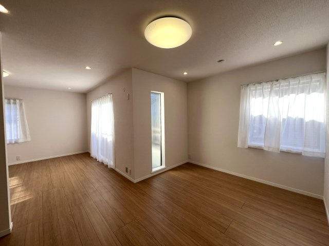 笠間の空を独り占め！【栄区笠間５丁目】リフォーム戸建の居間・リビング|こちらのリビングで趣味の時間をお楽しみください