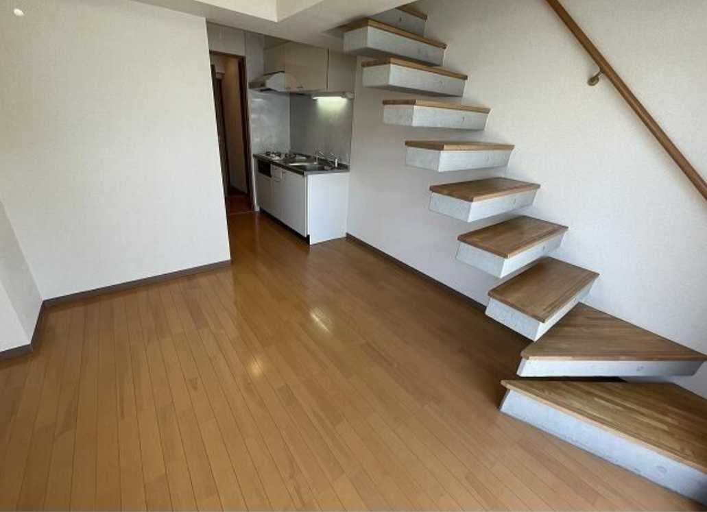 メゾンヌーヴェル　ペット相談　メゾネット　ルーフバルコニーの居間・リビング