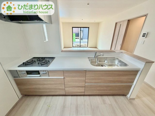 野田山崎2工区　新築戸建　2-I号棟のキッチン|手元は隠しながら、リビングとも会話できるセミオープンキッチン							
