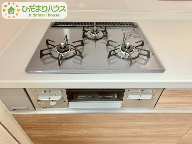 野田山崎2工区　新築戸建　2-I号棟のキッチン|コンロは嬉しい3口コンロ！シンクはつなぎ目なしでお掃除も簡単です♪							
