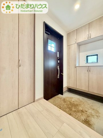 野田山崎2工区　新築戸建　2-I号棟の玄関|小窓が付いているドアなので明るいスペースになっています♪						
