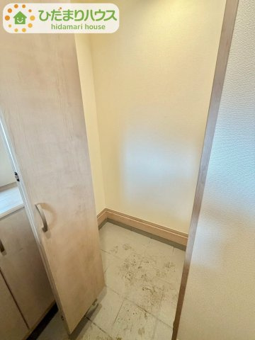 野田山崎2工区　新築戸建　2-I号棟の玄関|"シューズインクローゼットは、靴以外にもゴルフバックやベビーカーを置くことができ、
散らかりがちな玄関もスッキリします。"							

