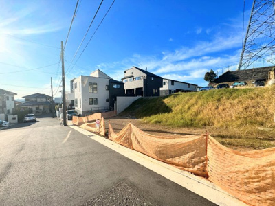 【前面道路含む現地写真】 | ◆◇青葉区新石川4丁目　建築条件無し売地　A区画◇◆ | ◆前面道路も幅員があり車の運転も安心！前面道路は閑静な住宅地。車通りの少ない道路です。お子様にも安心です。
