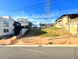 【外観】 | ◆爽やかな青空の下に贅沢なほどに降り注ぐ陽光、豊かな居住性と、クオリティが見事に調和した住空間は、住まうことの喜びを感じさせてくれます。ゆとりある広い敷地で開放的なお住まいです。