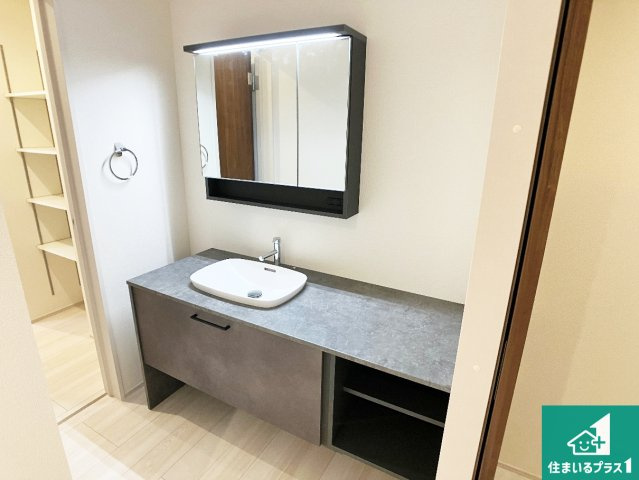 赤穂市南野中　第4期　新築一戸建ての独立洗面台|清潔感のある洗面台です。フラットな鏡は掃除がしやすく毎日清潔！鏡裏には収納があるのでスッキリとした洗面台が保てます。