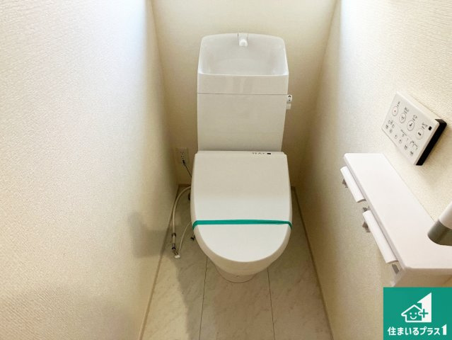 赤穂市南野中　第4期　新築一戸建てのトイレ|1・2階の2ヶ所にあるので、朝の忙しい時間の順番待ちもなく、深夜の利用にも大変便利です。