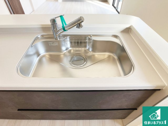 赤穂市南野中　第4期　新築一戸建ての独立洗面台|清潔感のある洗面台です。フラットな鏡は掃除がしやすく毎日清潔！ホースは引き出して使えるので洗顔やお掃除の際に便利です！