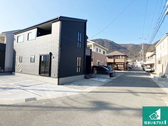 赤穂市南野中　第4期　新築一戸建ての前面道路含む現地写真|周辺は閑静な住宅街！前面道路広々で車の出し入れも便利です。駐車が苦手な方でも安心して車庫入れできます！
