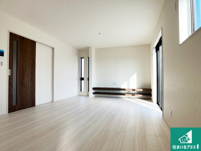 赤穂市南野中　第4期　新築一戸建ての居間・リビング|日当たり良好の明るいリビングで朝の目覚めもスッキリできそう！対面キッチンでご家族のコミュニケーションも自然と増える設計！小さなお子様が遊ぶスペースを作っても広々とくつろげるLDK！