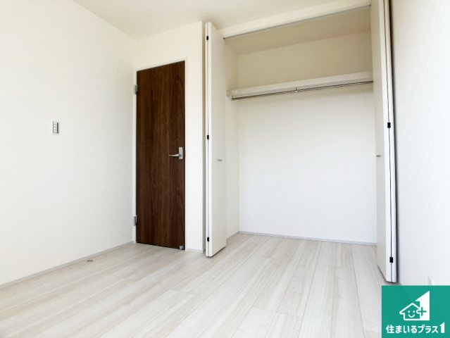 赤穂市南野中　第4期　新築一戸建ての洋室|収納スペースが充実しているので子供の成長に合わせてたくさん収納ができます！家族構成に合わせた様々な活用ができる収納！