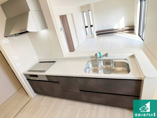 赤穂市南野中　第4期　新築一戸建てのキッチン|子供を見守りながらお料理が出来るため家族のコミュニケーションか増えます♪スペースが広く確保されている為お子様が大きくなったときは一緒に料理を楽しめます♪